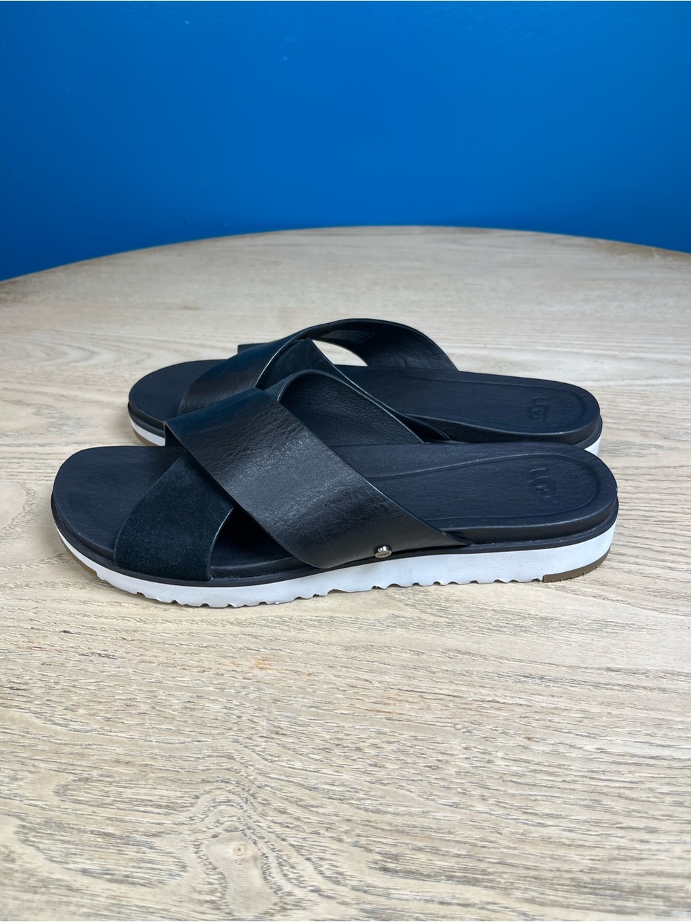 UGG Kari Black Leather Crisscross Strap Slide Sandals Women’s Size 9 - Picture 3 of 6